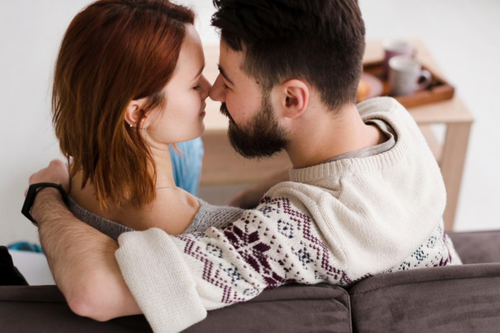 Famiglia che collabora nelle attività domestiche