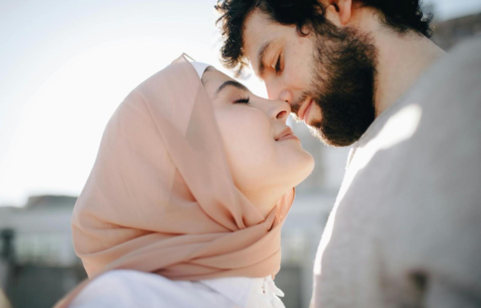 Famiglia che collabora nelle faccende domestiche